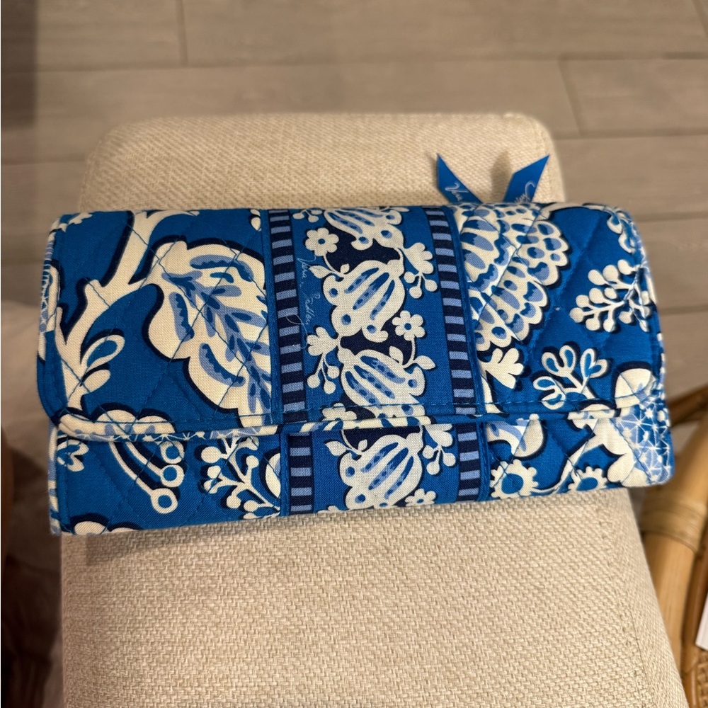 Vera Bradley Quilted Trifold Blue Lagoon Blue and Cream Pattern